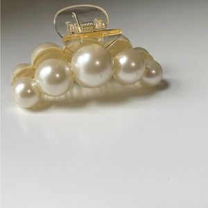 Pearl hair clip